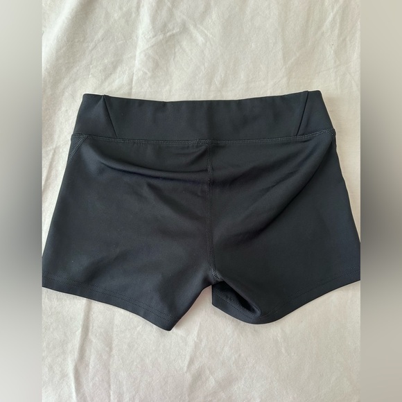 Women’s Mizuno volleyball shorts - Picture 2 of 5